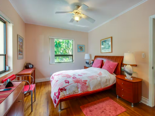 2 Bedroom Condo 1/2 Block to Hollywood Beach
