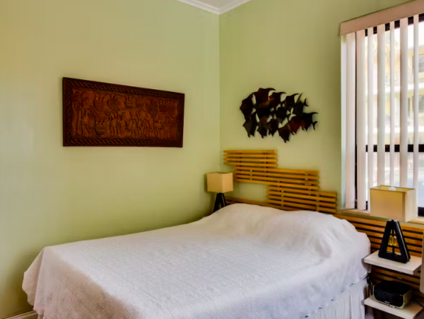 2 Bedroom Condo 1/2 Block to Hollywood Beach