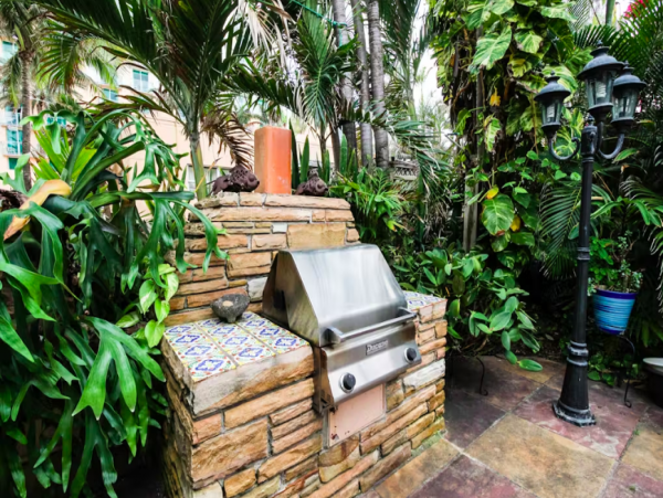 2 Bedroom Condo 1/2 Block to Hollywood Beach