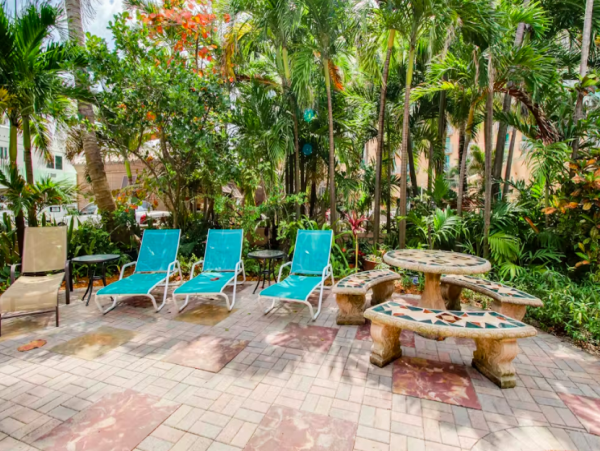 2 Bedroom Condo 1/2 Block to Hollywood Beach