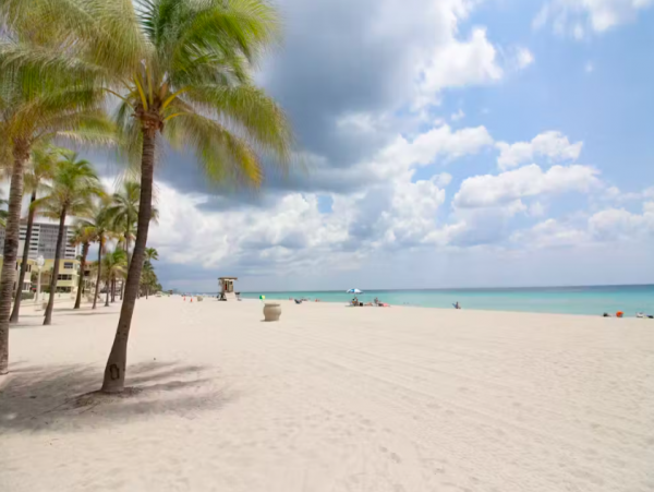 2 Bedroom Condo 1/2 Block to Hollywood Beach