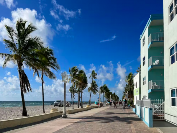 2 Bedroom Condo 1/2 Block to Hollywood Beach
