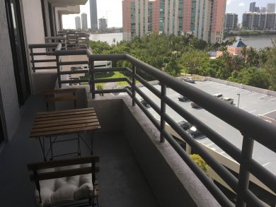 Hollywood Condo 908149