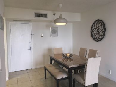 Hollywood Condo 908149