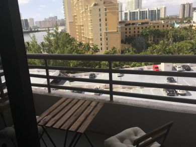 Hollywood Condo 908149