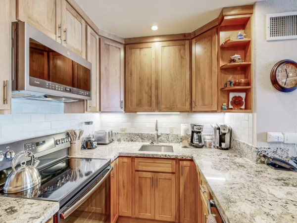 Lahaina Oceanfront 3 Bedroom Condo with Resort Pool & Spa