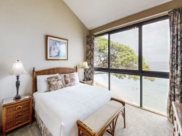 Lahaina Oceanfront 3 Bedroom Condo with Resort Pool & Spa