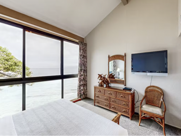 Lahaina Oceanfront 3 Bedroom Condo with Resort Pool & Spa