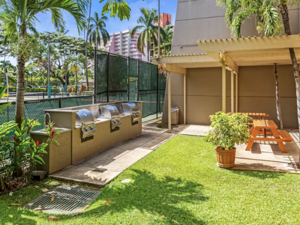 Lahaina Oceanfront 3 Bedroom Condo with Resort Pool & Spa