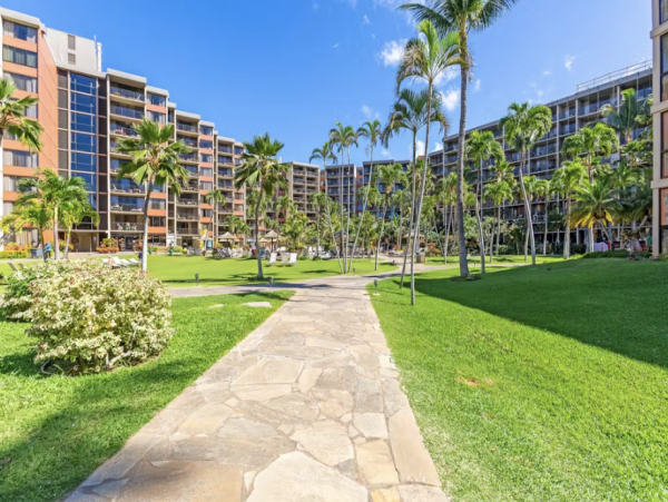 Lahaina Oceanfront 3 Bedroom Condo with Resort Pool & Spa