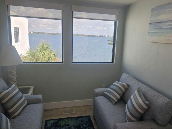 Charming 2-Bedroom Bayfront Condo with Panoramic Views