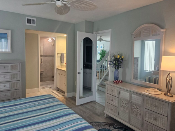 Charming 2-Bedroom Bayfront Condo with Panoramic Views