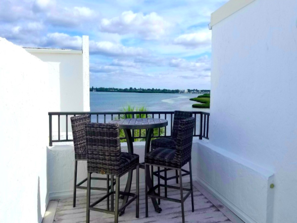 Charming 2-Bedroom Bayfront Condo with Panoramic Views