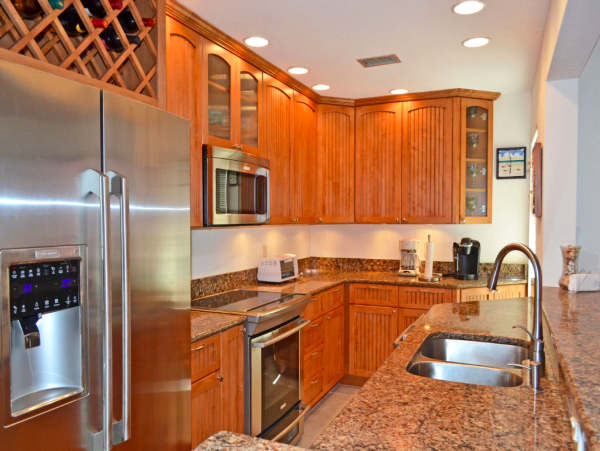 Charming 2-Bedroom Bayfront Condo with Panoramic Views
