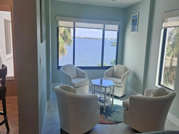 Charming 2-Bedroom Bayfront Condo with Panoramic Views