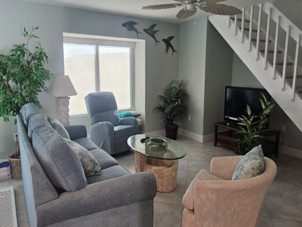 Charming 2-Bedroom Bayfront Condo with Panoramic Views