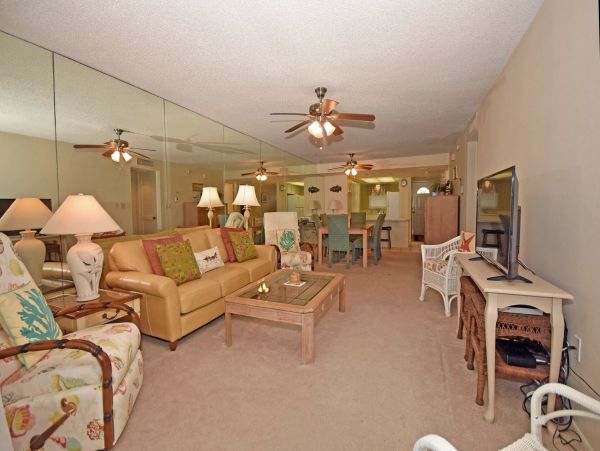 Lovely Gulf Front 2 Bedroom Condo Sleeps 4 Guests