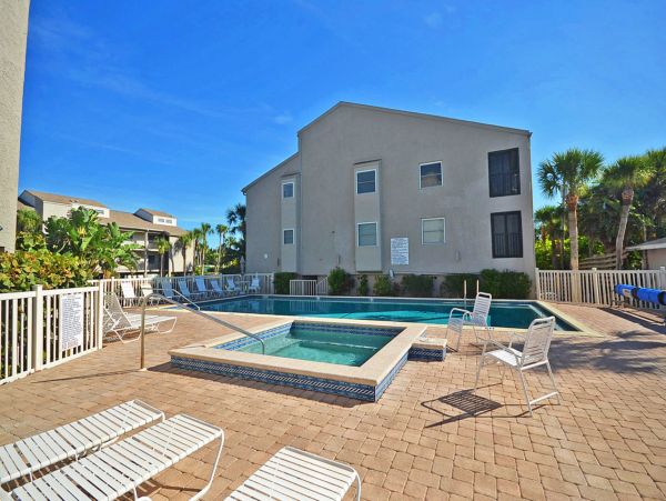 Lovely Gulf Front 2 Bedroom Condo Sleeps 4 Guests