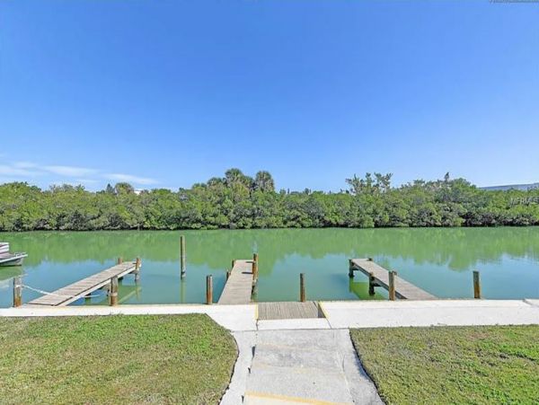 Charming Vacation Condo in Nokomis Located on Beach