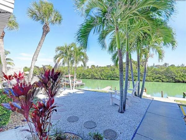 Charming Vacation Condo in Nokomis Located on Beach
