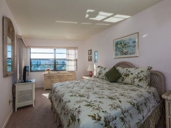 One Bedroom Vacation Condo on Marco with Tennis Court & Pool
