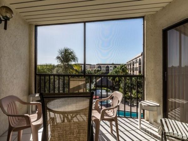 One Bedroom Vacation Condo on Marco with Tennis Court & Pool