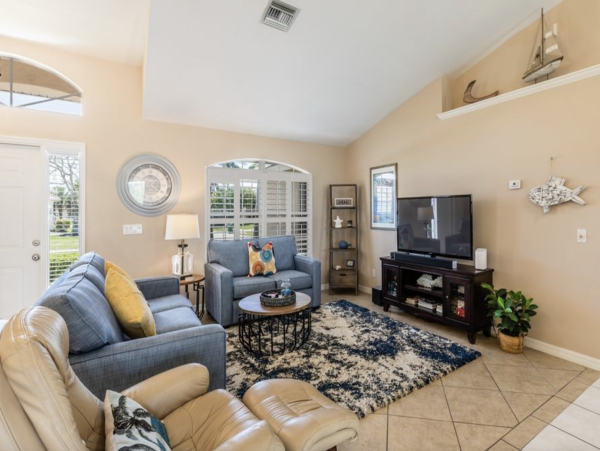 Three Bedroom Pool Vacation Home Marco