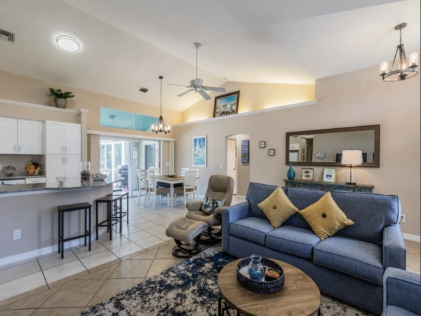 Three Bedroom Pool Vacation Home Marco