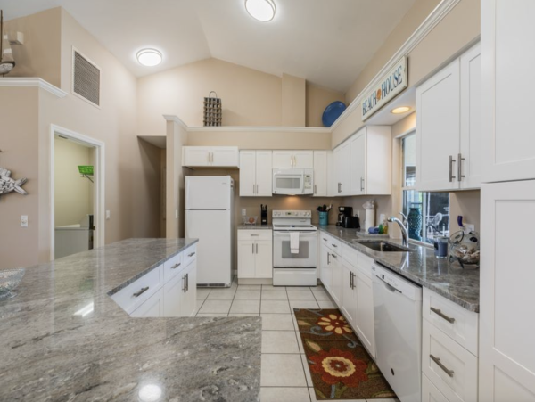 Three Bedroom Pool Vacation Home Marco