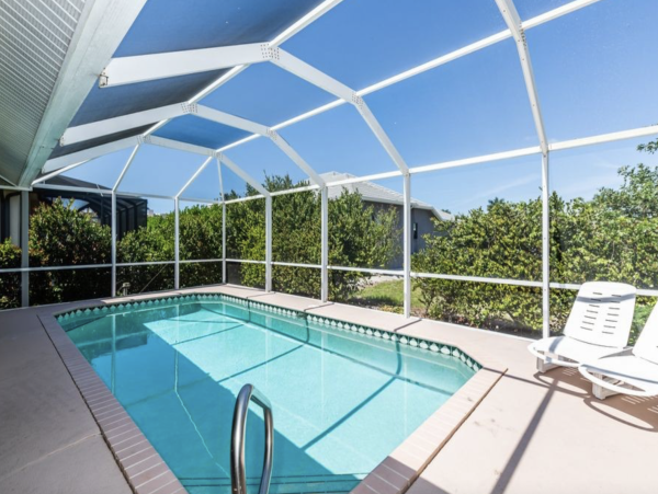 Three Bedroom Pool Vacation Home Marco