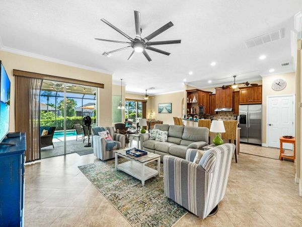 Canal-front Luxury Pool Vacation Villa in Cape Coral Sleeps 6 Guests