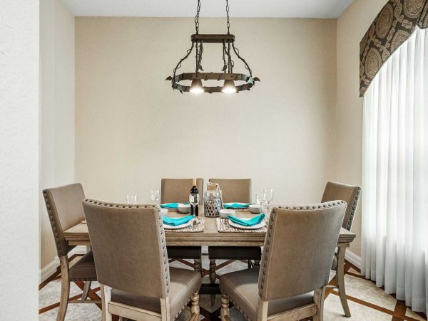 Canal-front Luxury Pool Vacation Villa in Cape Coral Sleeps 6 Guests