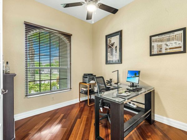 Canal-front Luxury Pool Vacation Villa in Cape Coral Sleeps 6 Guests