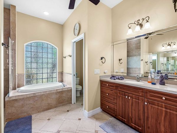Canal-front Luxury Pool Vacation Villa in Cape Coral Sleeps 6 Guests