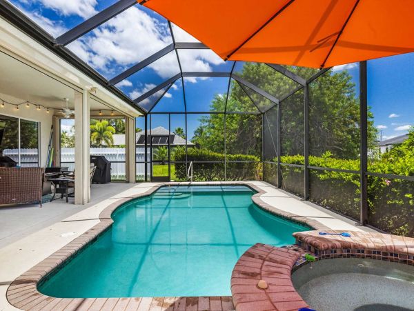 Canal-front Luxury Pool Vacation Villa in Cape Coral Sleeps 6 Guests