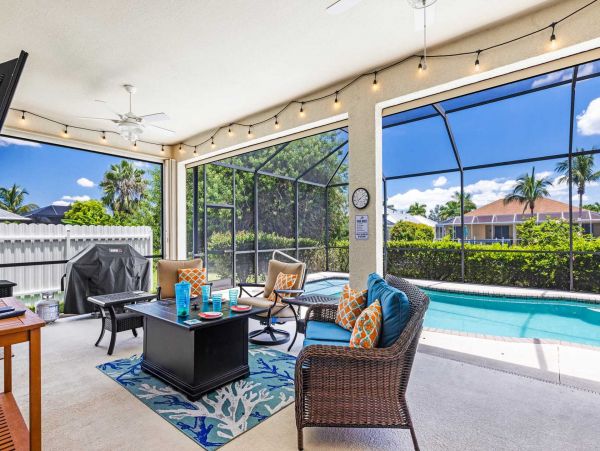 Canal-front Luxury Pool Vacation Villa in Cape Coral Sleeps 6 Guests
