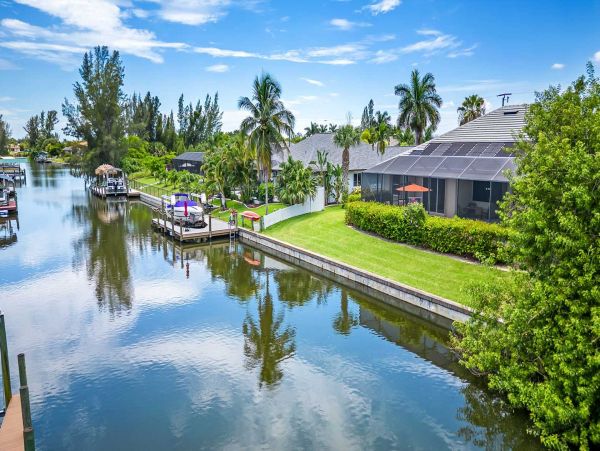 Canal-front Luxury Pool Vacation Villa in Cape Coral Sleeps 6 Guests