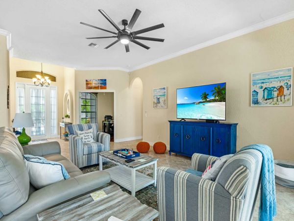 Canal-front Luxury Pool Vacation Villa in Cape Coral Sleeps 6 Guests