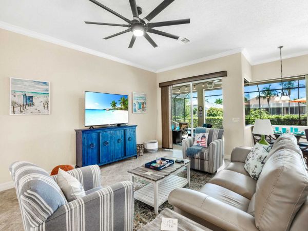 Canal-front Luxury Pool Vacation Villa in Cape Coral Sleeps 6 Guests