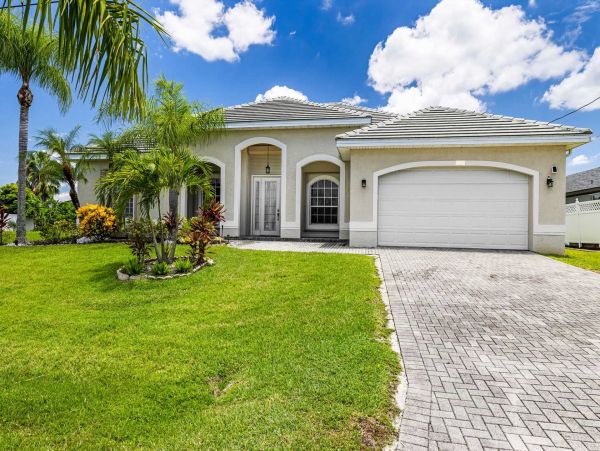 Canal-front Luxury Pool Vacation Villa in Cape Coral Sleeps 6 Guests