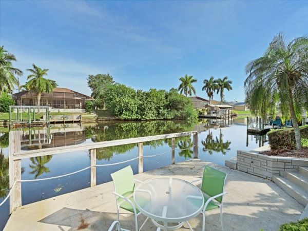 Cape Coral Lovely Waterside Vacation Pool Home Canal Views