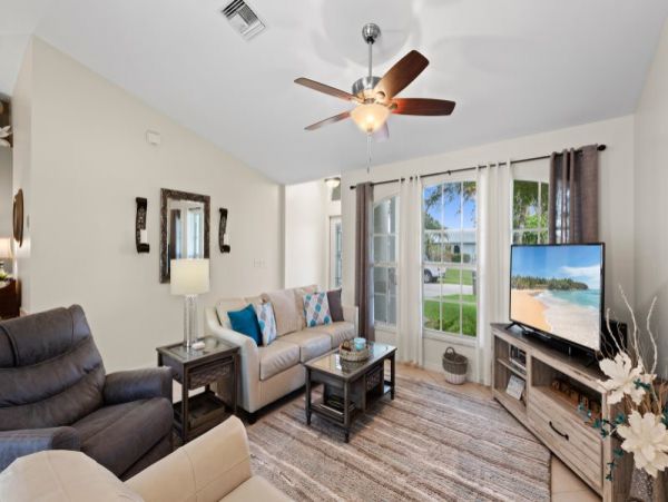 Cape Coral Three Bedroom Vacation Home with a Pool Sleeps 8