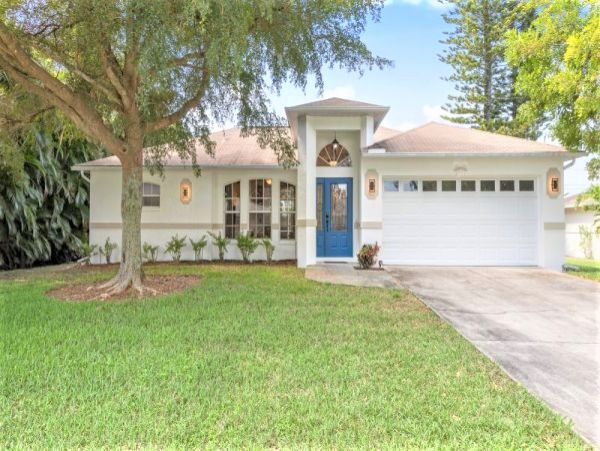 Cape Coral Three Bedroom Vacation Home with a Pool Sleeps 8