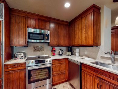 Great Skier's Condo with Shared Pool & Spa Walk to Lifts Great Skier's Condo with Shared Pool & Spa Walk to Lifts
