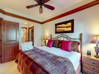 Great Skier's Condo with Shared Pool & Spa Walk to Lifts Great Skier's Condo with Shared Pool & Spa Walk to Lifts