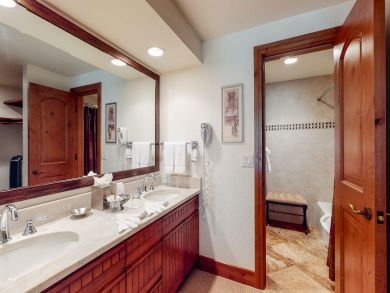 Great Skier's Condo with Shared Pool & Spa Walk to Lifts Great Skier's Condo with Shared Pool & Spa Walk to Lifts