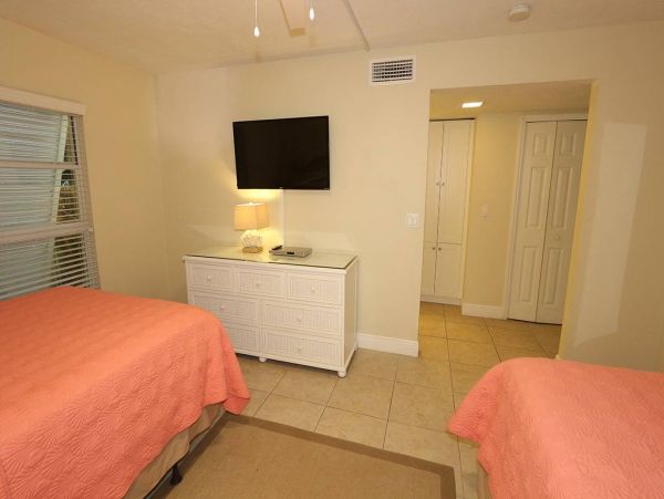 Longboat Key 2 Bedroom Condo Walk To Beach Sleeps 6 Guests
