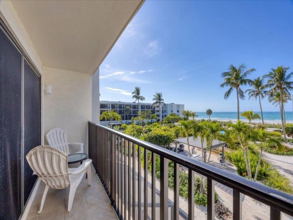 Boca Grande Two Bedroom Vacation Condo with Pool & Spa