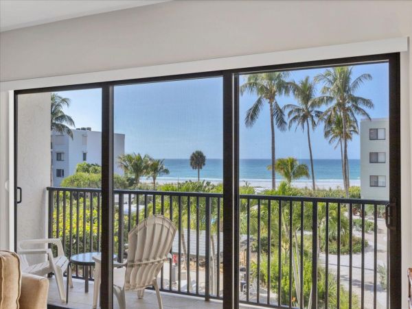 Boca Grande Two Bedroom Vacation Condo with Pool & Spa