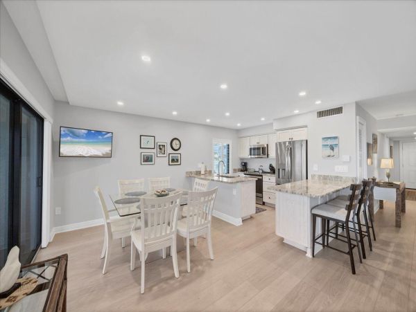 Boca Grande Two Bedroom Vacation Condo with Pool & Spa
